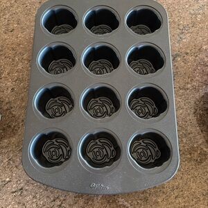 Wilton Floral Design Baking Pan - Black